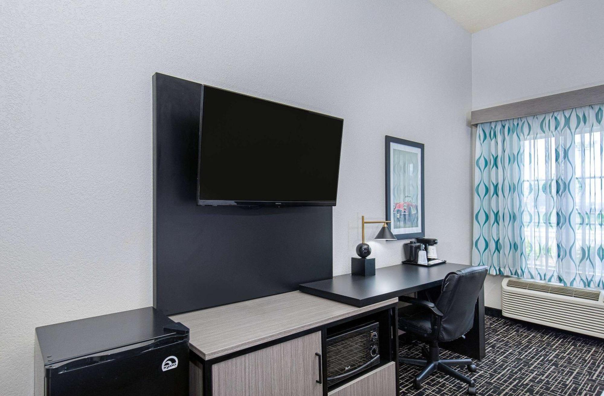 La Quinta By Wyndham Bowling Hotel