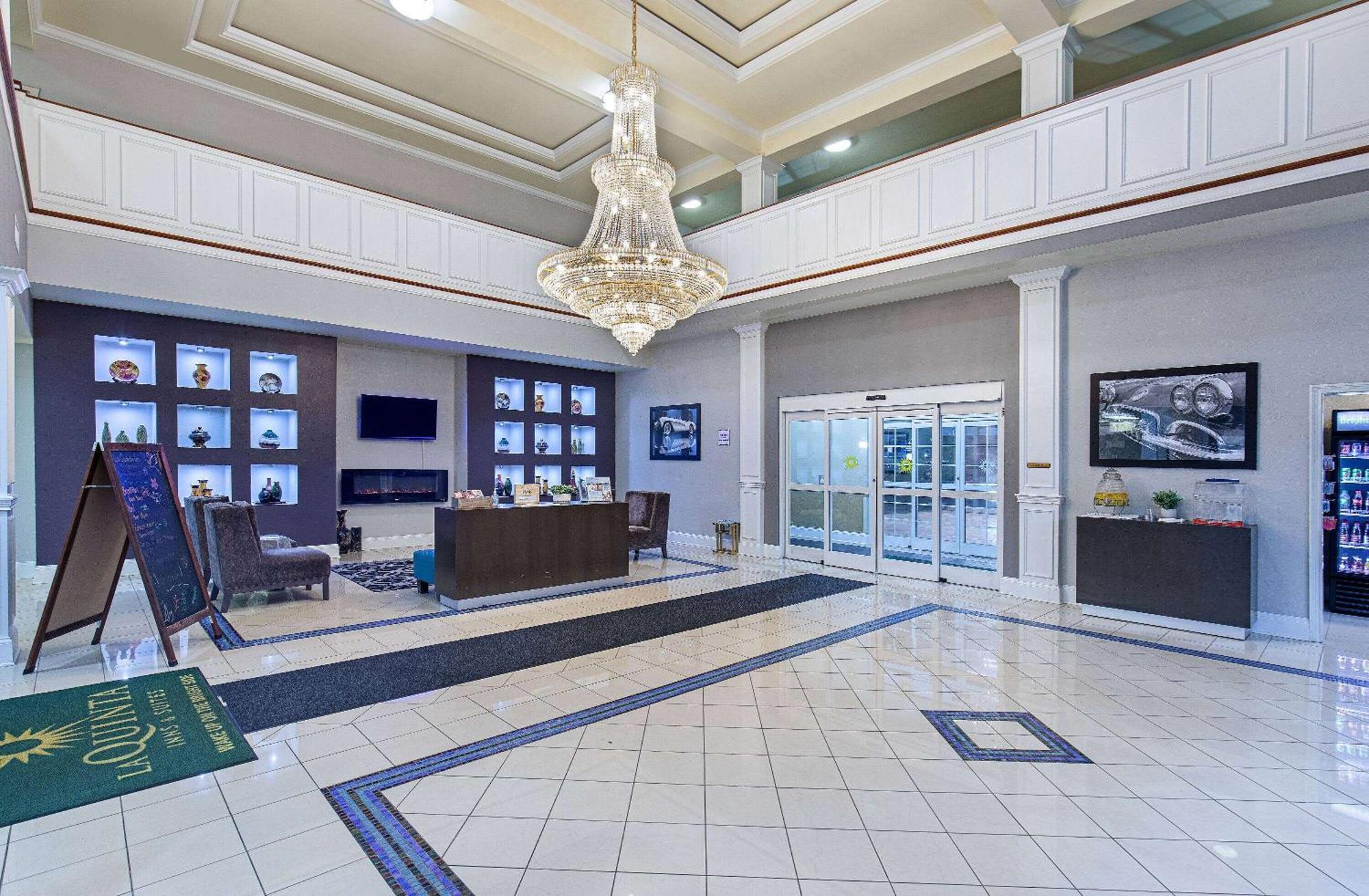 La Quinta By Wyndham Bowling Hotel