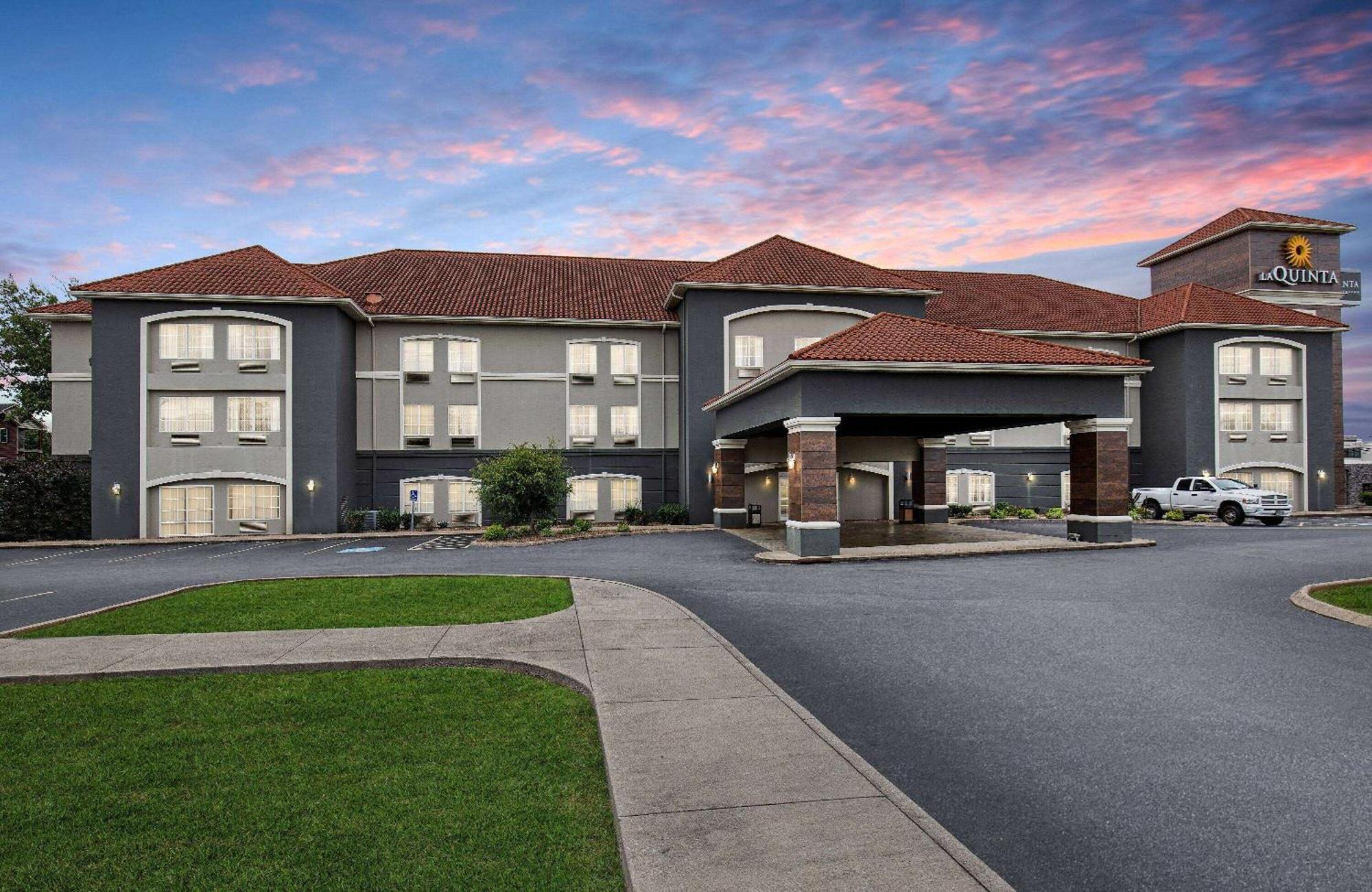 Hotel La Quinta By Wyndham Bowling 3*